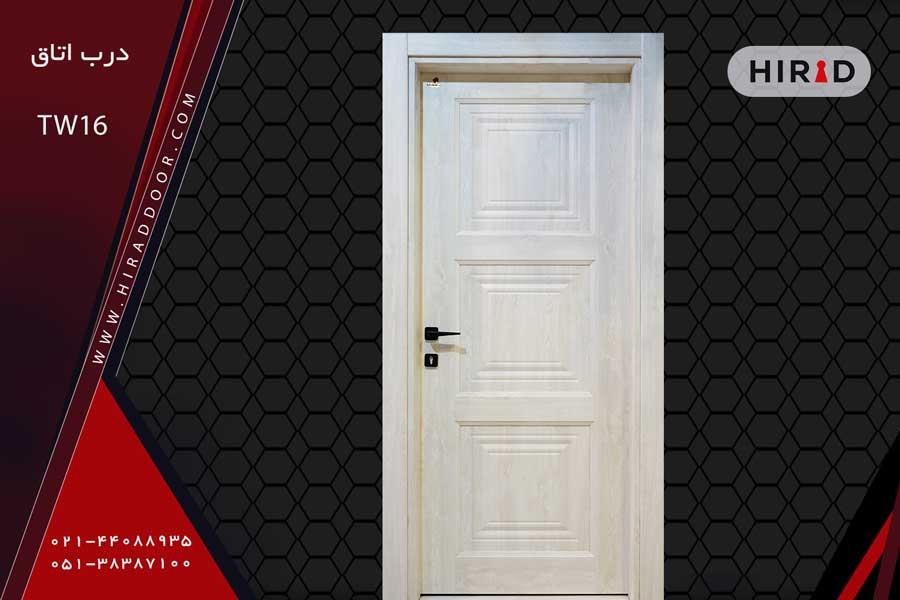 درب به رنگ سفید صدفی همرا با سه قاب چند خط مربعی در بالا، وسط و پایین درب